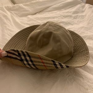 Burberry bucket hat